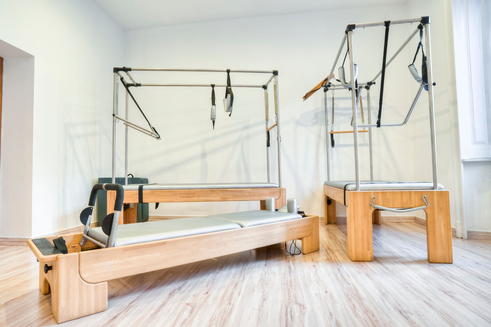 Studio de Pilates équipé d'un Reformer et de deux appareils à Tour en bois
