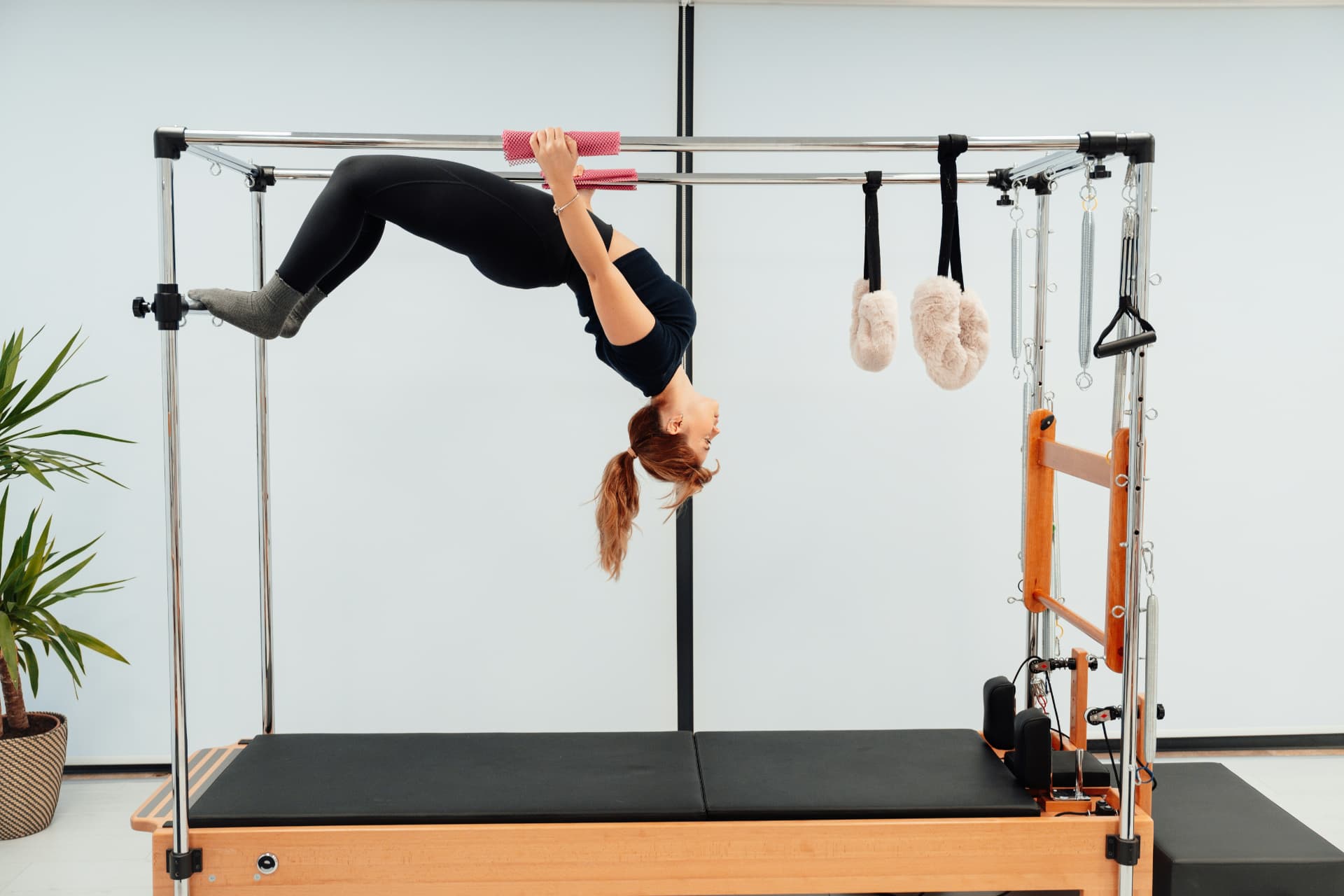Exercice avancé en suspension sur une Cadillac Pilates
