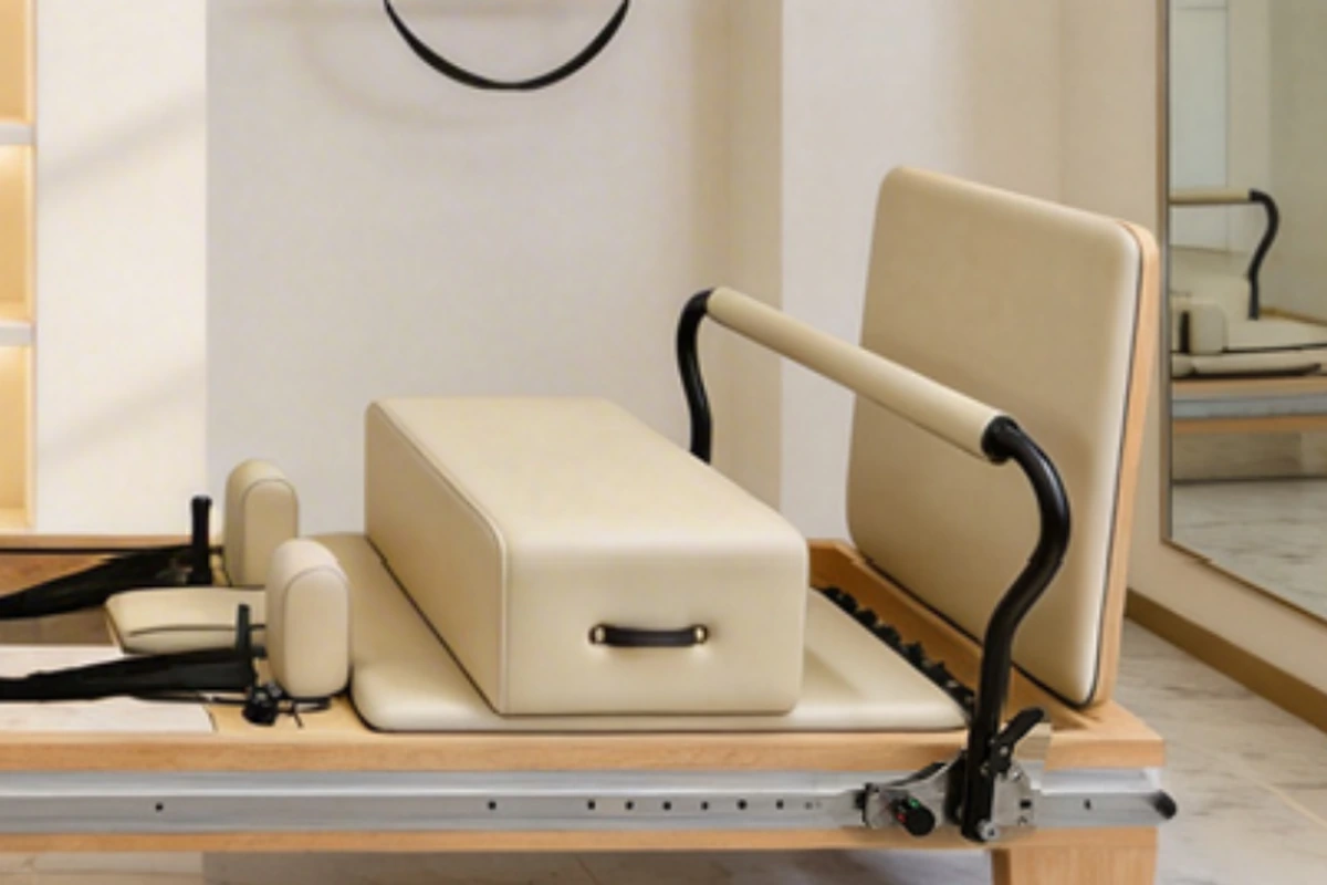 Box rembourrée posée sur le chariot d’un Reformer Pilates