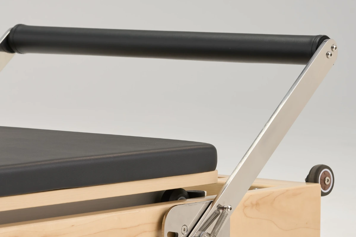 Barre d’appui réglable d’un Reformer Pilates en bois