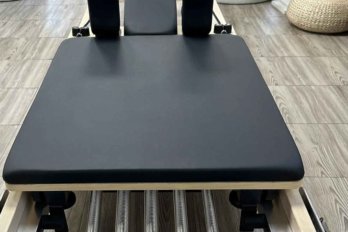 Chariot rembourré d’un Reformer Pilates et ses ressorts