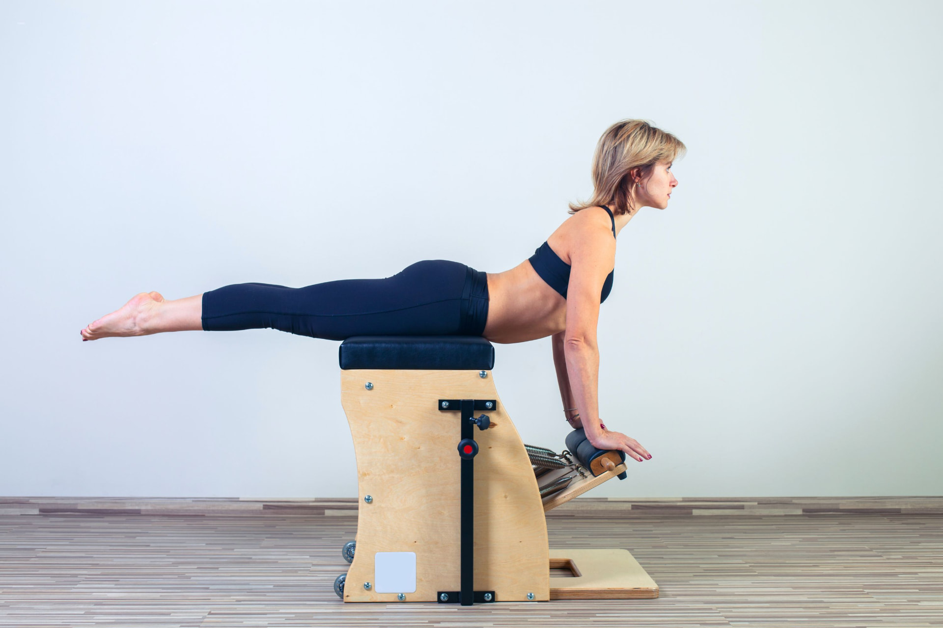 Pratiquante réalisant un exercice de renforcement sur une Wunda Chair